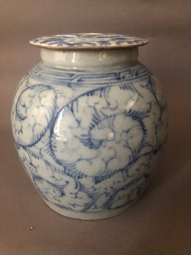 中国骨董　古美術　草文　穴あき蓋付壺