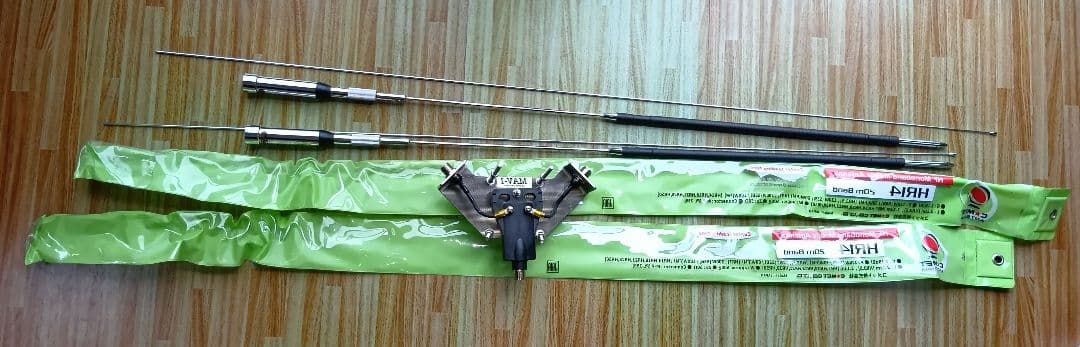 コメット製14MHzホイップ2本と某社のダイ ポールマウントです。