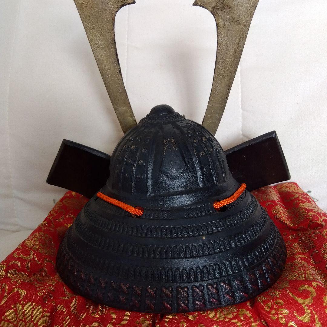 源氏兜 鉄兜タイプ 金色鍬形 約22cm 座布団・木札付き 五月人形