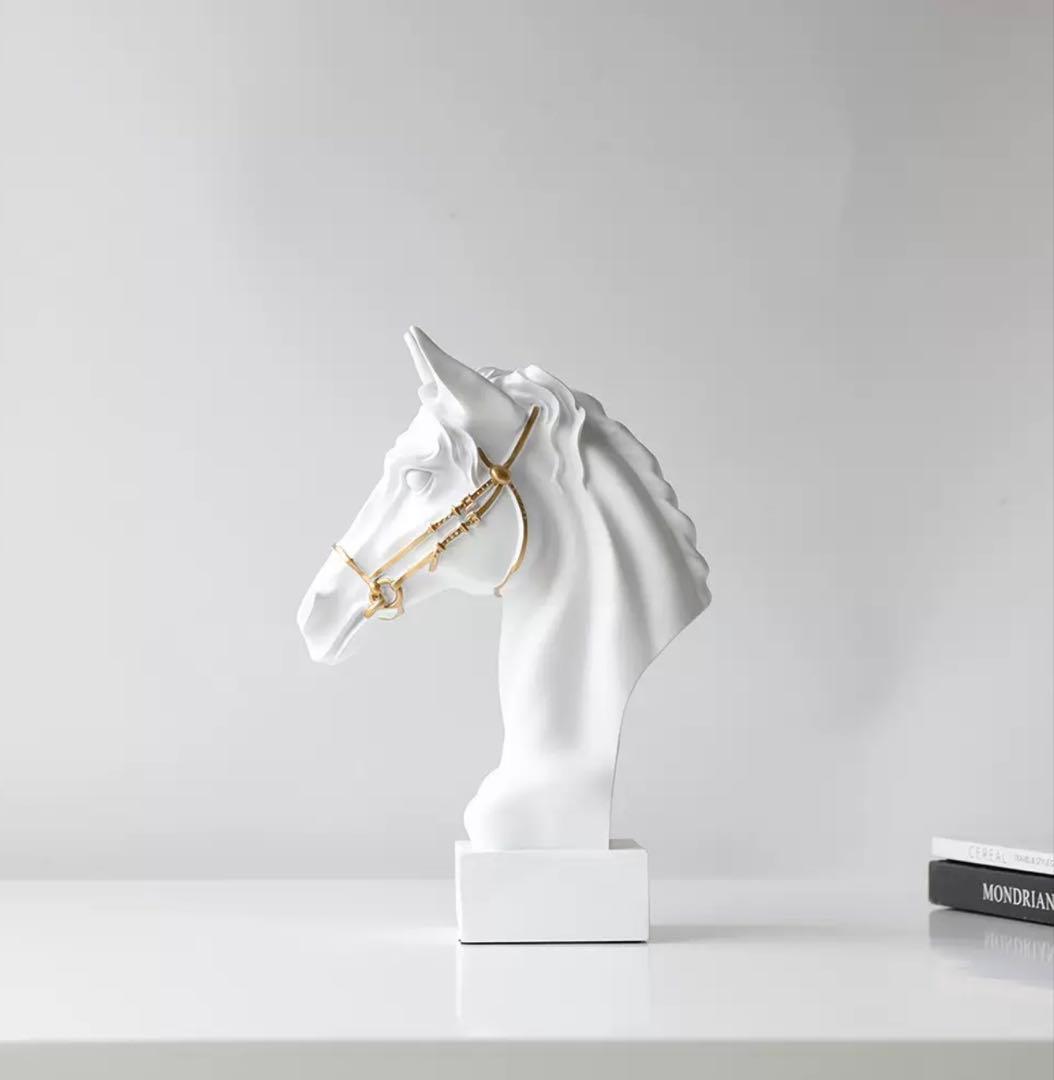 馬の頭部の樹脂製置物（黒・白）