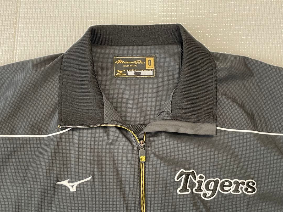 阪神タイガース　2010年グランドコート　ミズノ　サイズＯ(XL)黒