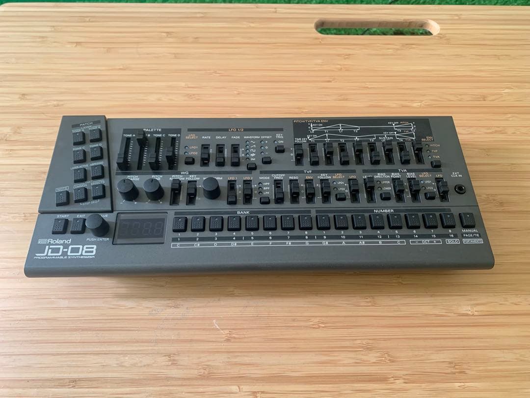 Roland JD-08 シンセサイザー