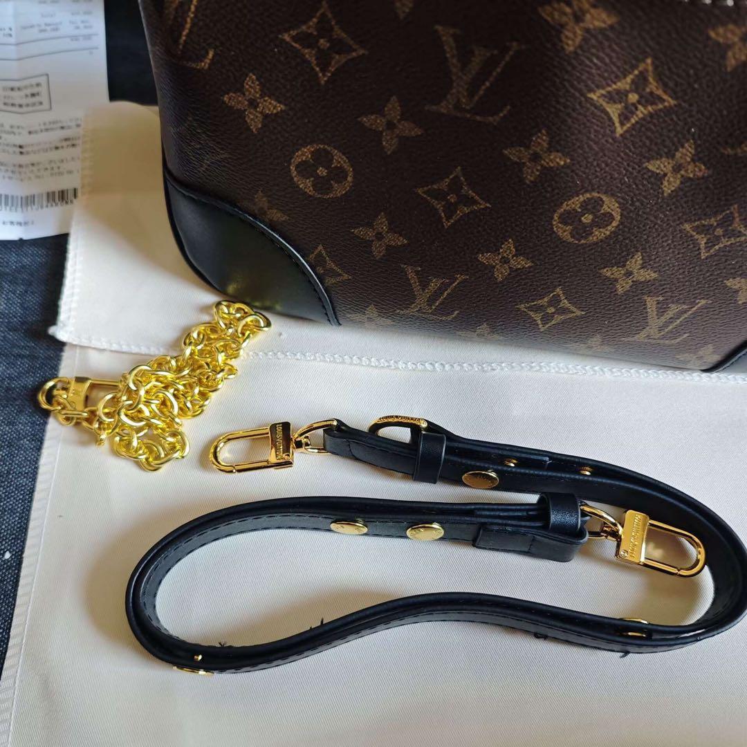 モノグラムキャンバスのブラウンショルダーバッグ、ゴールドファスナー付き。