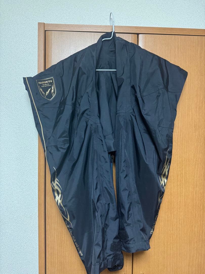 ハクリンオールウェザースーツトライバル黒金現行モデル、キャップセット