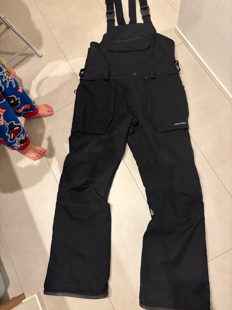 VOLCOM ブラック スノーボードパンツ　オーバーオール　ビブパンツ