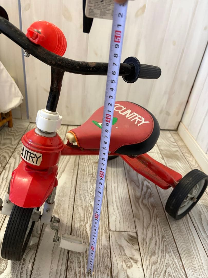 COUNTRY 赤い三輪車 木のイラスト付き