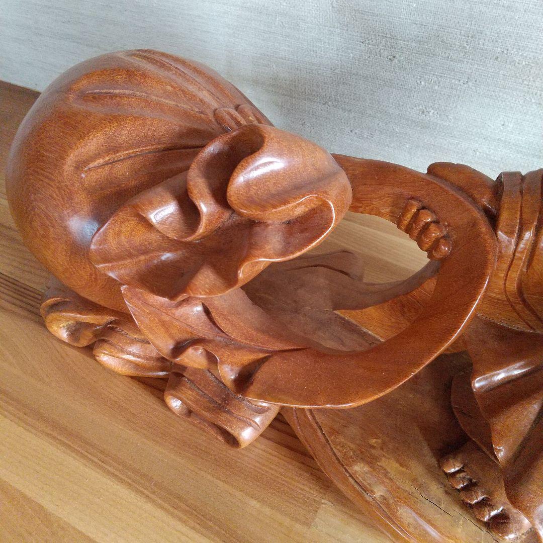 木製布袋の置物で一枚木彫りの高さ25cm長さ52cm幅15cm重さは約５キロです