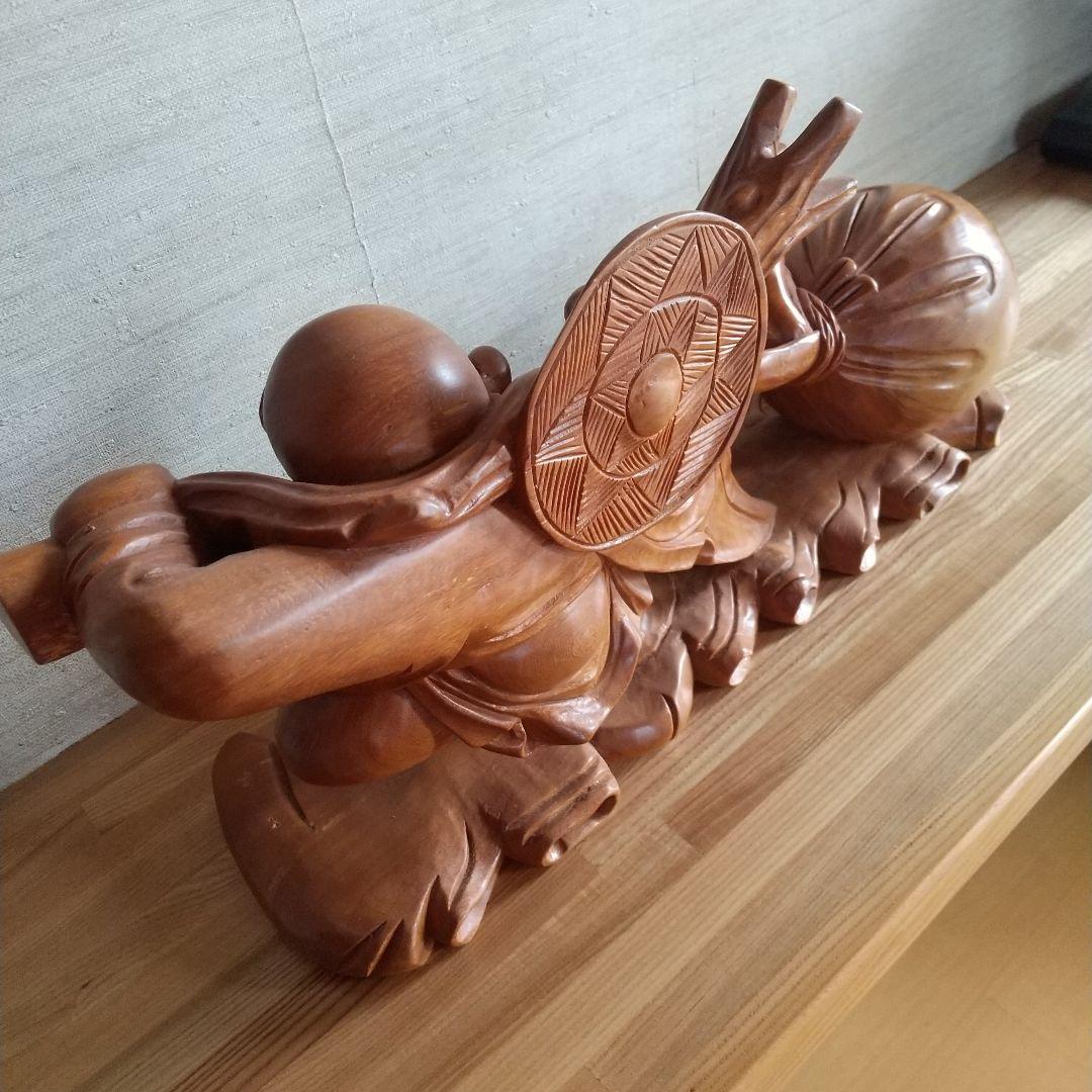 木製布袋の置物で一枚木彫りの高さ25cm長さ52cm幅15cm重さは約５キロです