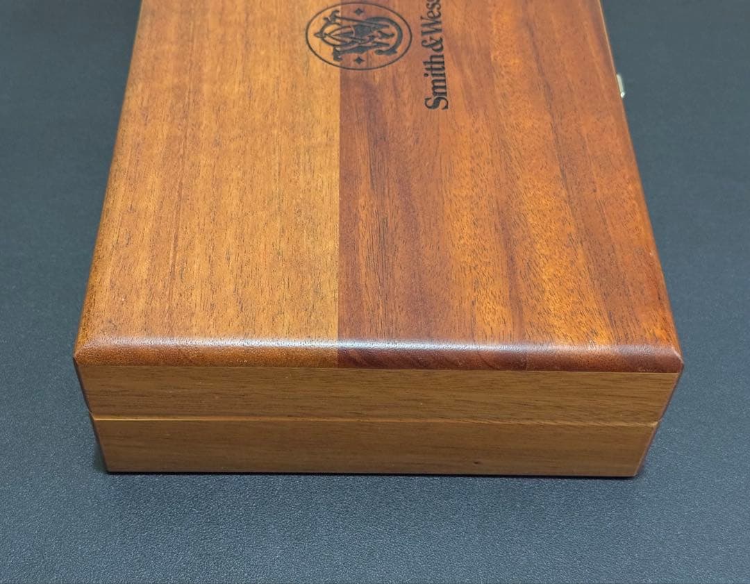 S&W社純正品 木製高級プレゼンテーションケース 実物