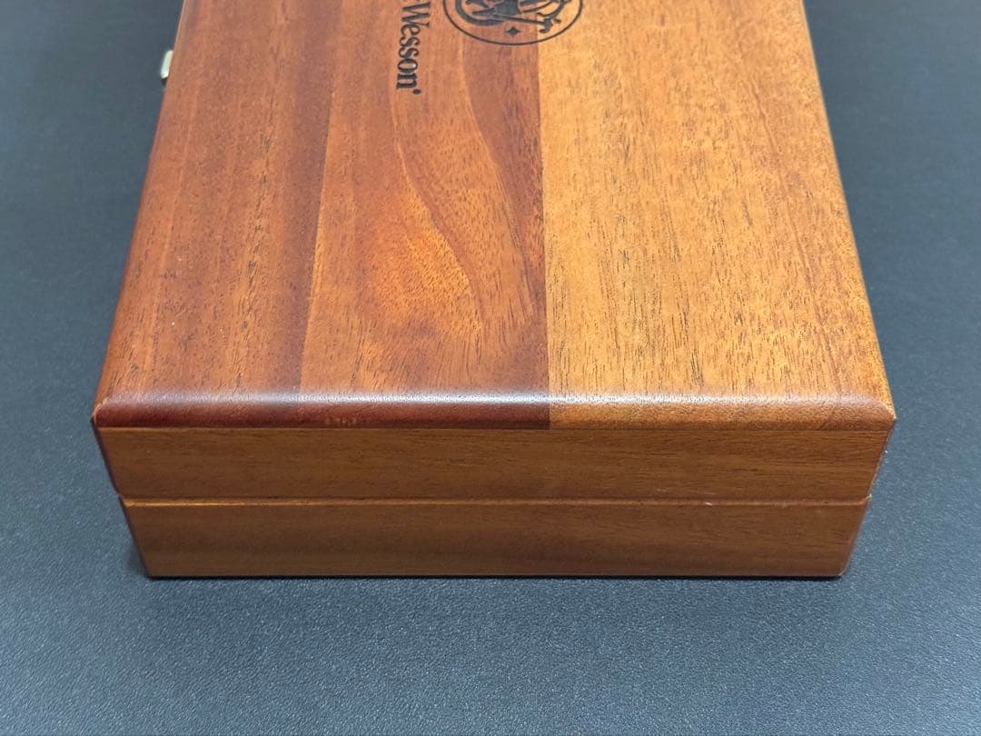 S&W社純正品 木製高級プレゼンテーションケース 実物