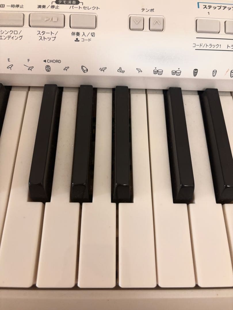 [引き取り限定]状態良　電子キーボード 61鍵盤 ホワイト　スタンド、カバー付き