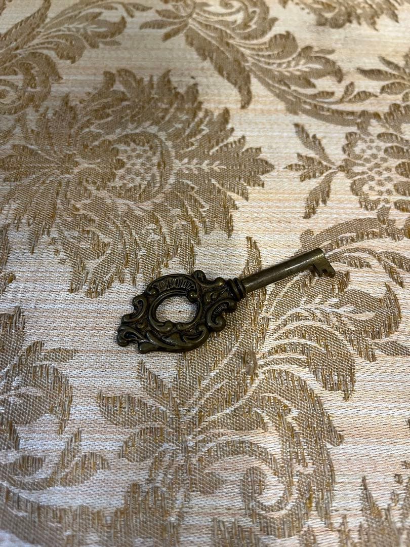 【イタリア製】 ガラスキャビネット ３面ガラス 飾り棚 象嵌細工 猫脚