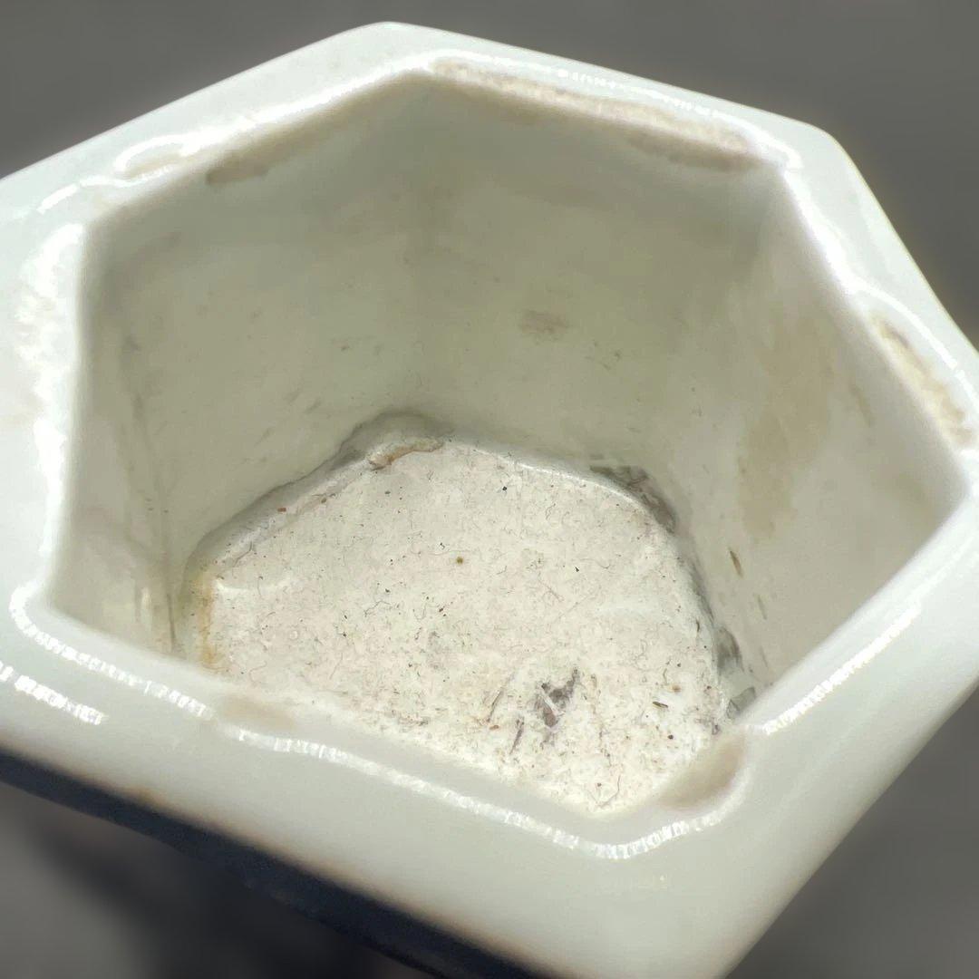 六角山水染付水滴　春雅堂製　文房具　時代品