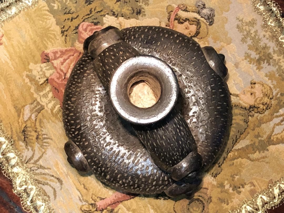 【 鐙形浮出文様注口壺 】　ペルー　チャビン土器