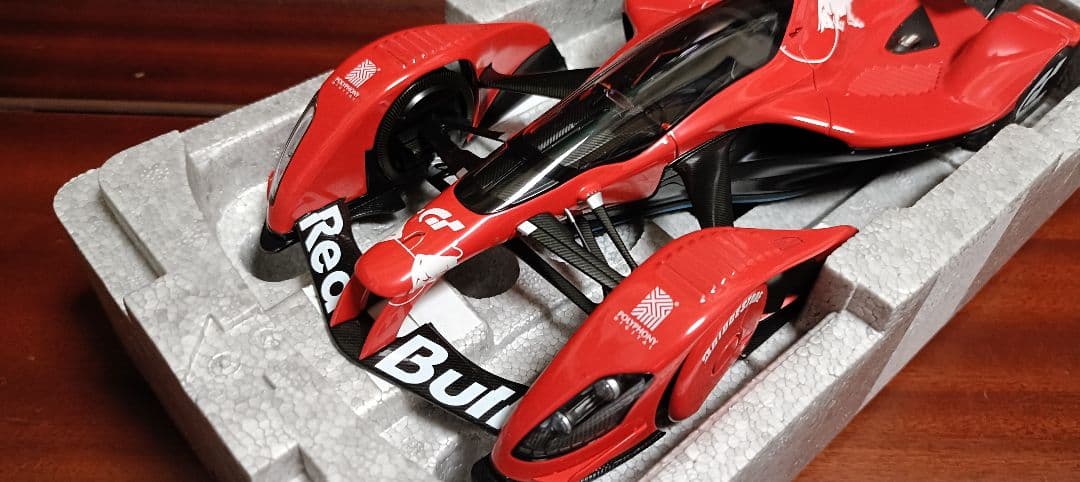 ミニカー AUTOart 1/18 RedBull X2010 signature