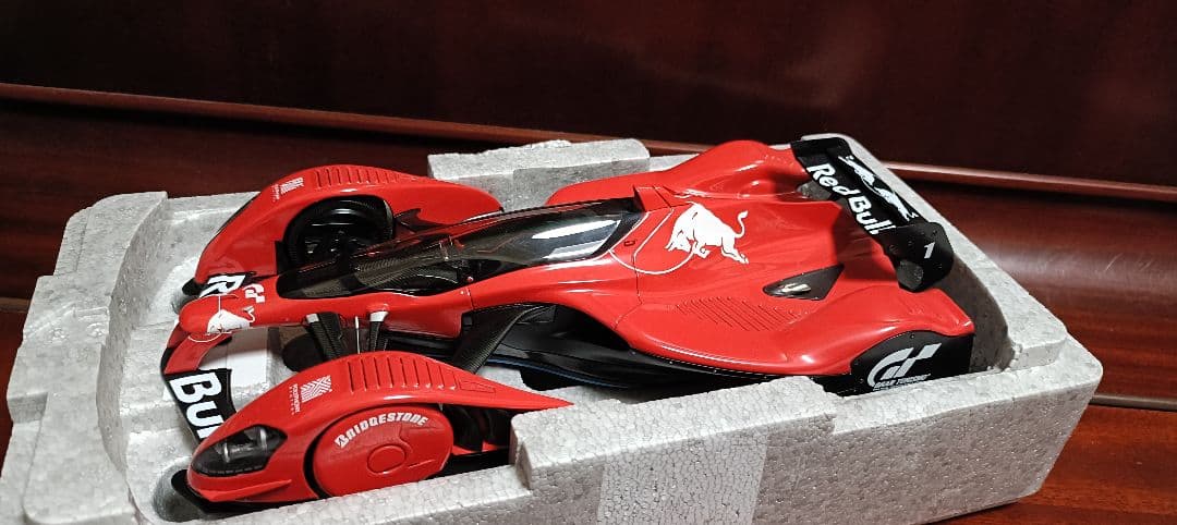 ミニカー AUTOart 1/18 RedBull X2010 signature