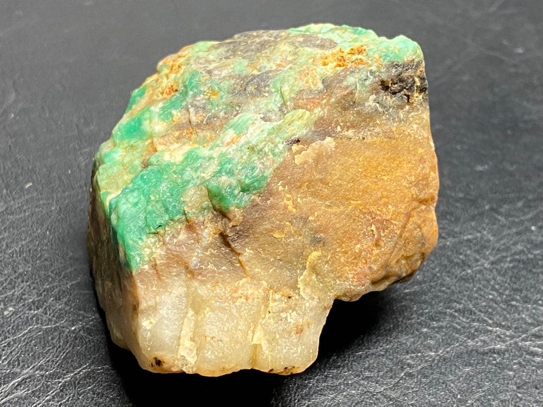 エメラルド　母岩付き　105g