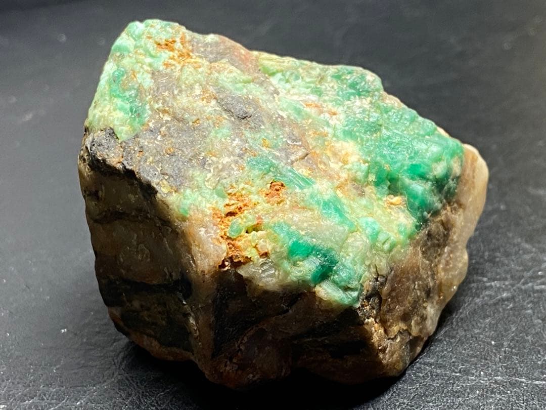 エメラルド　母岩付き　105g