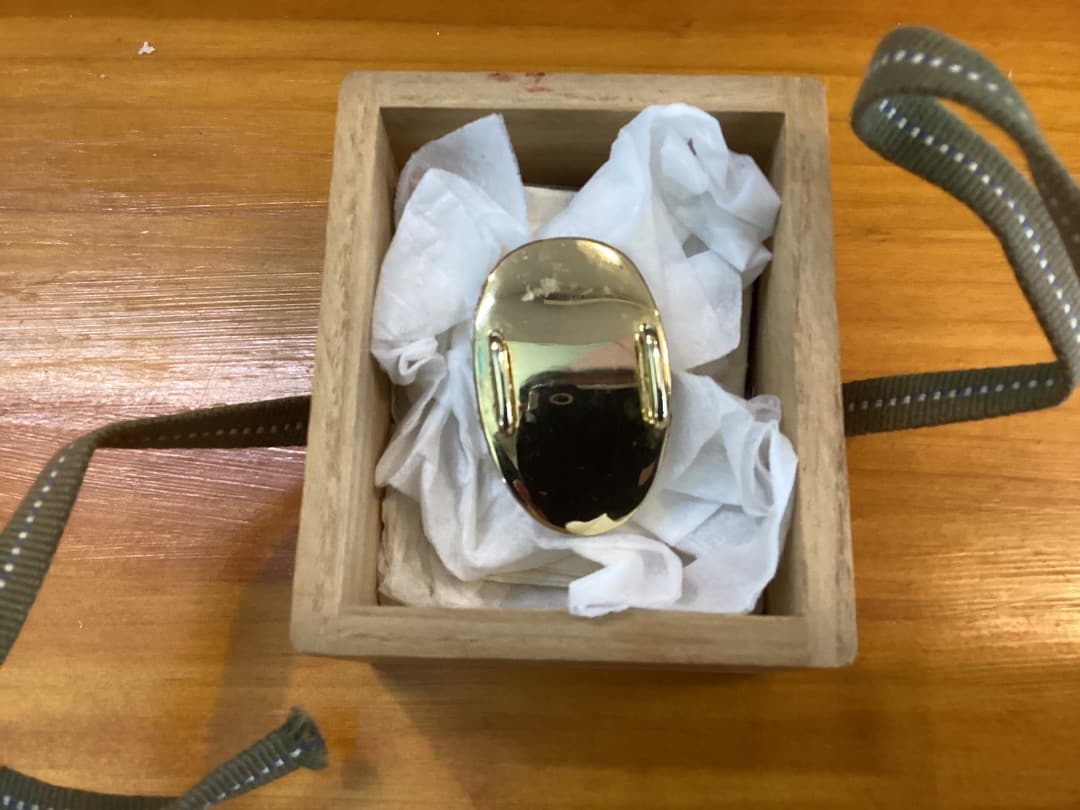 金属製の白い面 約5cm 木箱付き