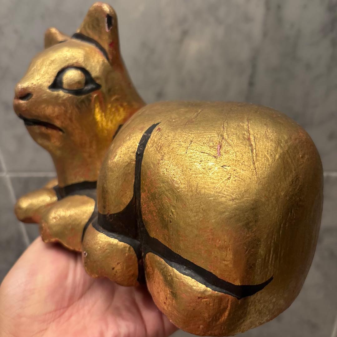 エジプトアンティーク　黄金に輝く木彫りのネコの彫刻オブジェ