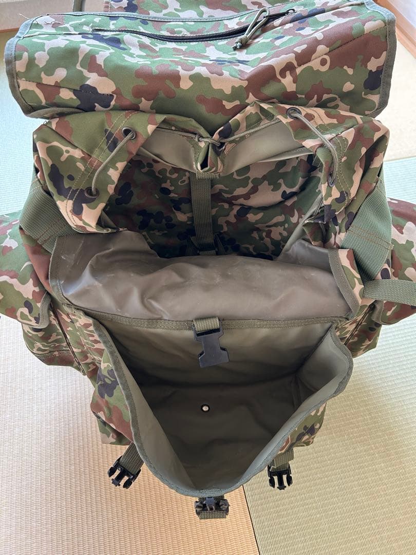 【タイムセール】陸上自衛隊　椅子付きリュック&懐中電灯