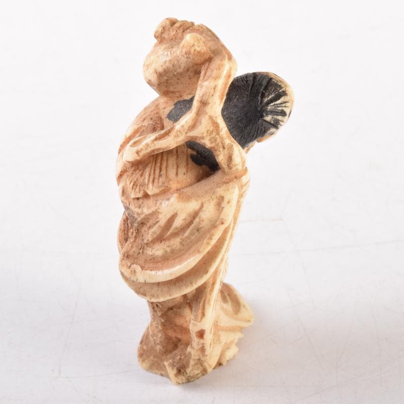 時代提げ物　獣骨製　人物像　根付　置物　V　6977