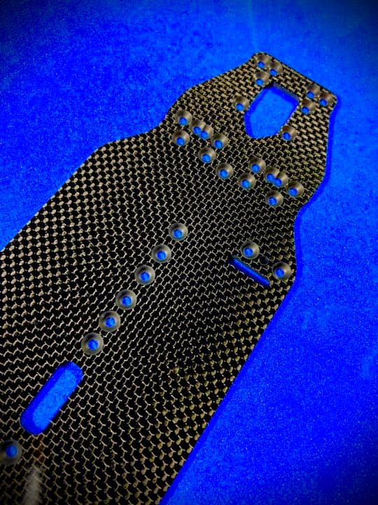 XRAY T4 2020 メインシャーシ　2.2㎜　艶あり平織カーボン　蕨山
