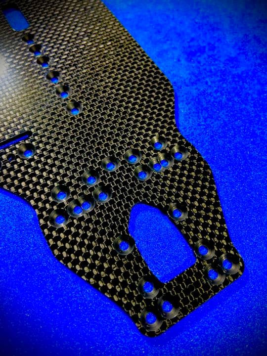 XRAY T4 2020 メインシャーシ　2.2㎜　艶あり平織カーボン　蕨山