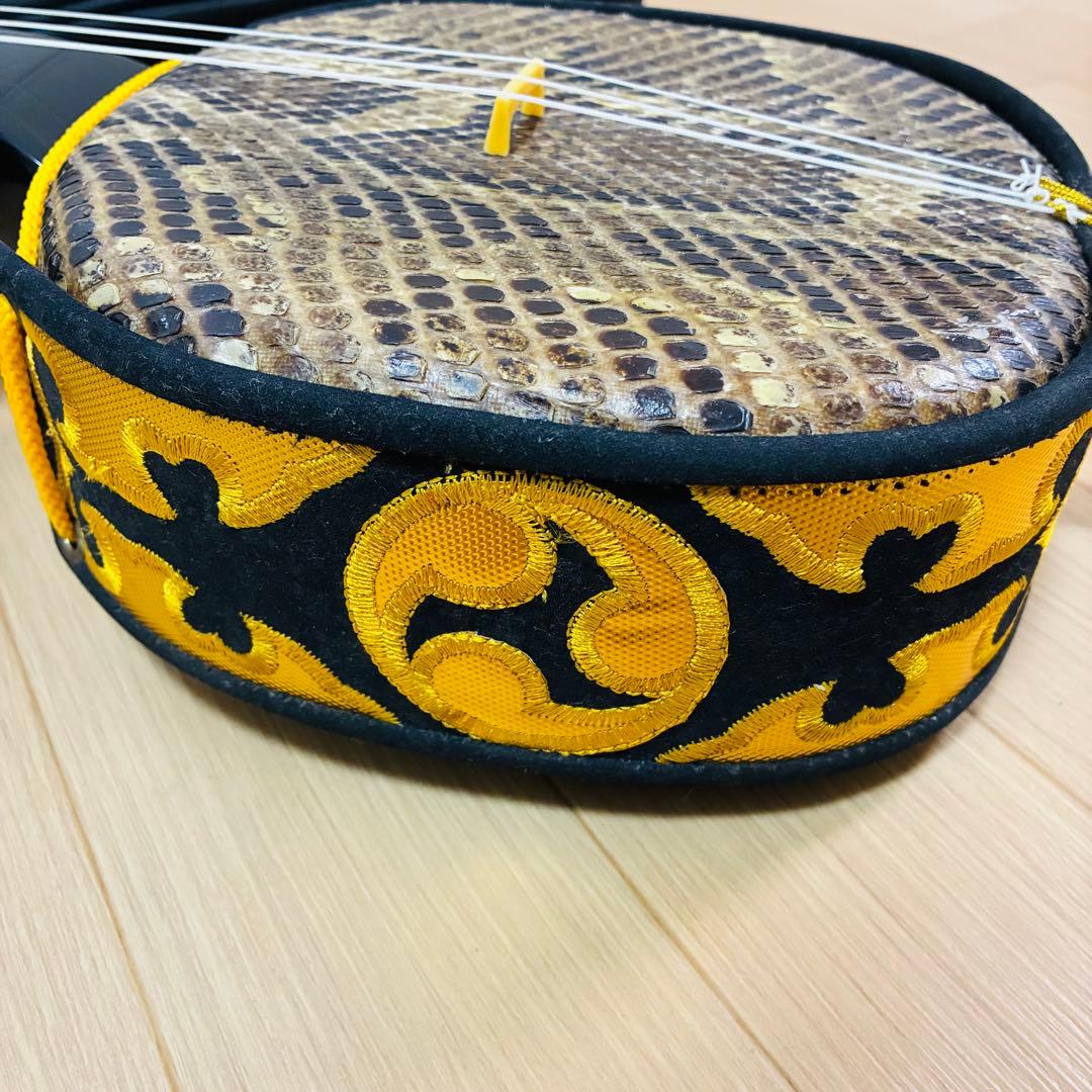 沖縄三線　本皮　蛇皮　強化張り ソフトケース付　初心者　三味線　黒塗