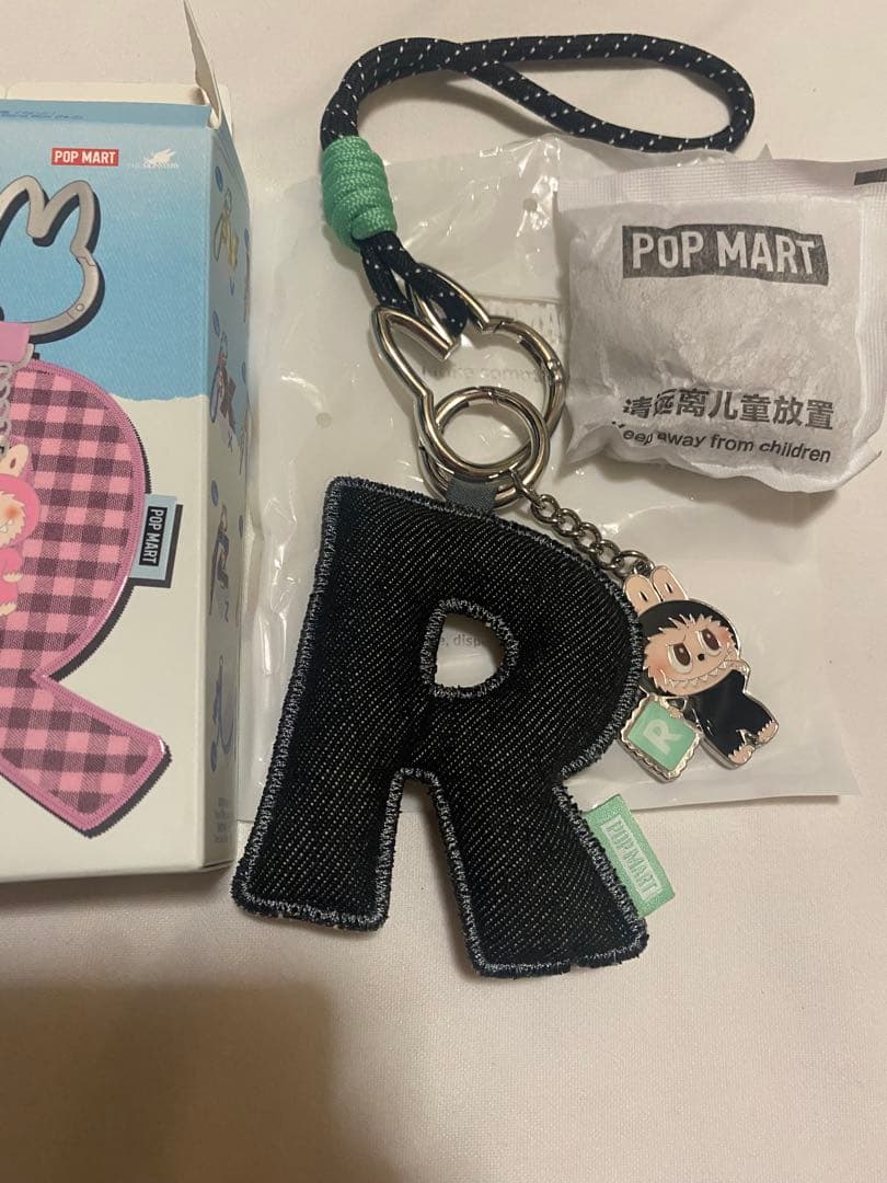 イニシャルラブブR マスコットとチャームのセット　pin for love