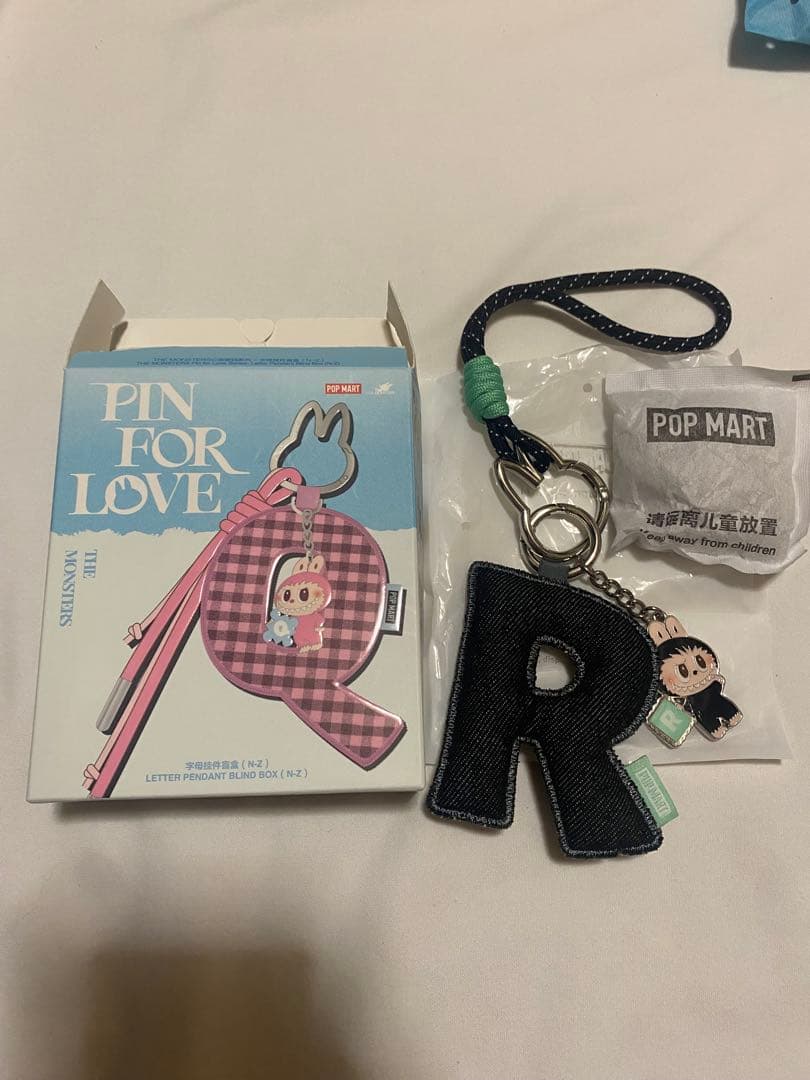 イニシャルラブブR マスコットとチャームのセット　pin for love