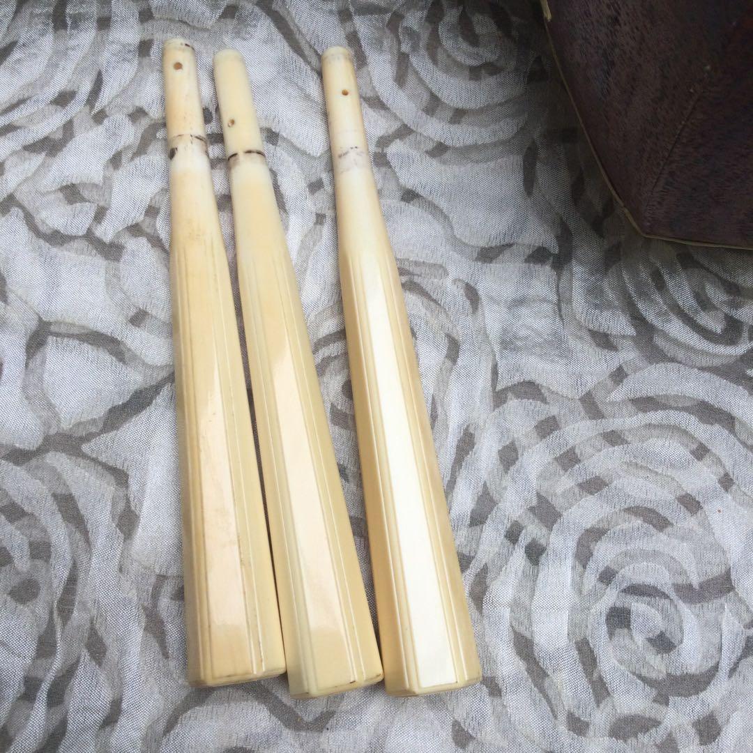 三味線 本体　紫檀材、取手付き、象牙風