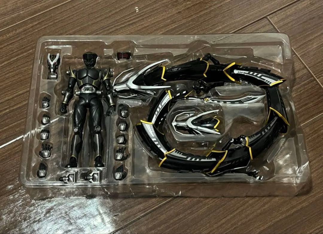 S.H.フィギュアーツ　仮面ライダーリュウガ