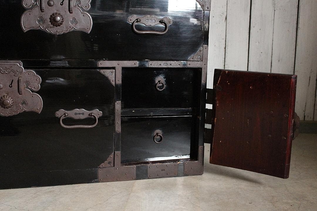 綺麗な時代庄内箪笥　扉付き