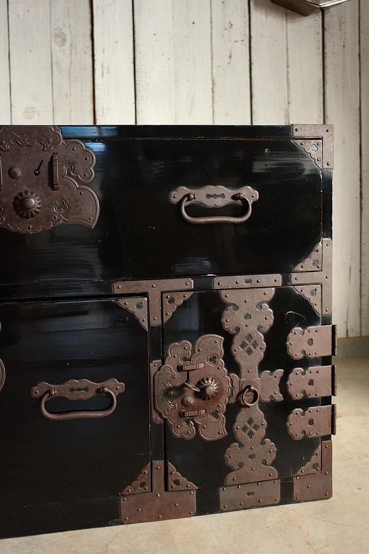 綺麗な時代庄内箪笥　扉付き