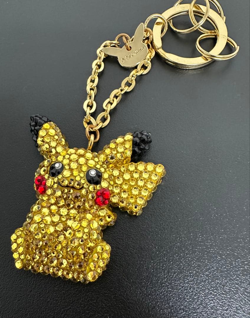 バックチャーム　お座りピカチュウ　金　ピカチュウ　スワロフスキー