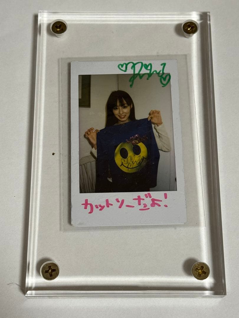 秋山莉奈直筆サイン入りポラロイド写真（FUJIFILM instax）