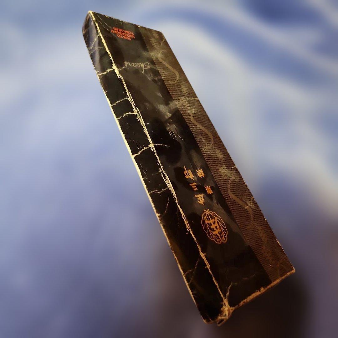 縫い物に使うハサミ。ハコは、少し痛んでます。