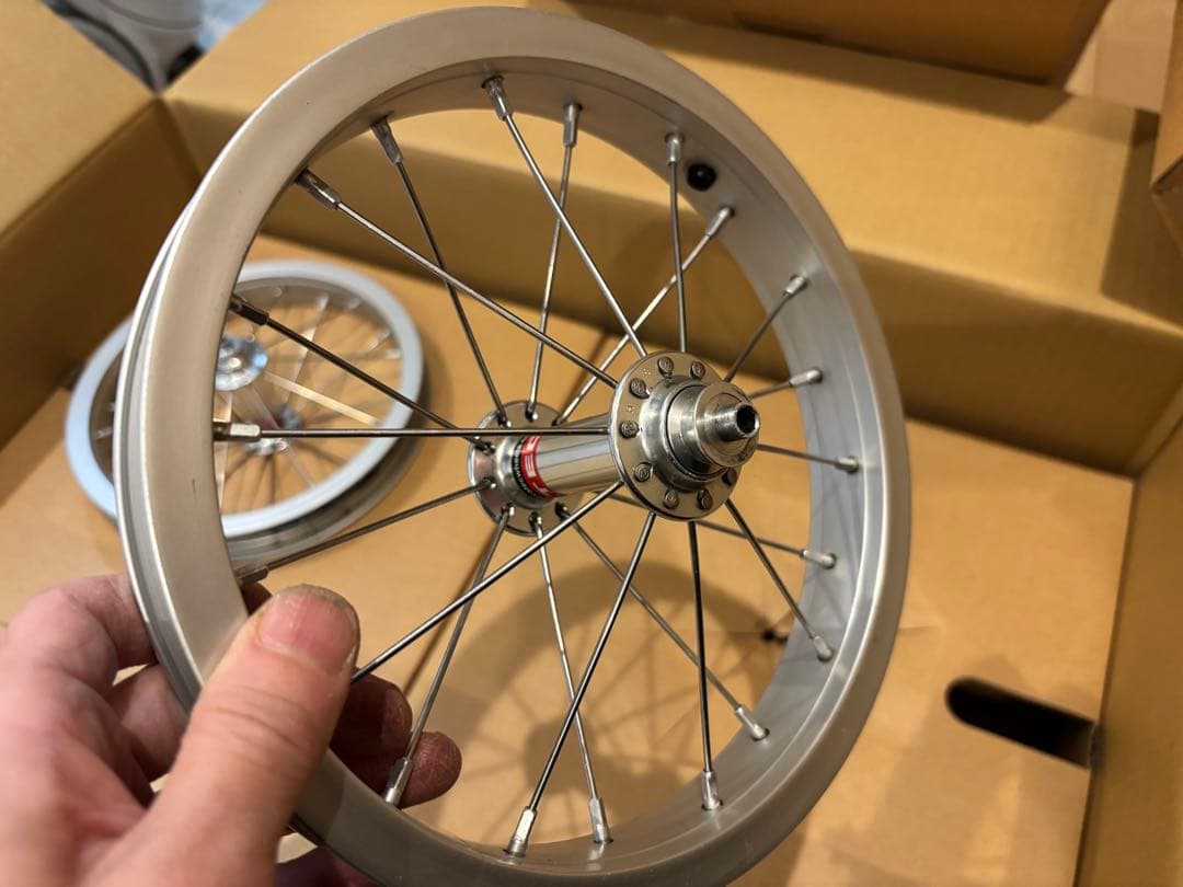 ストライダー　レーシングホイール2本　DADDYLAB 本箱あり