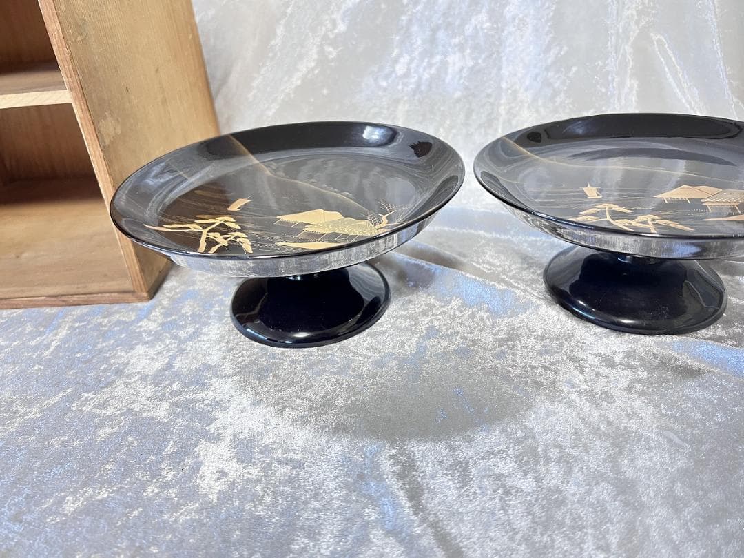 金蒔絵の菓子器　一対　風景もん　松竹梅紋　共箱　 径17.5×Ｈ7.5㎝