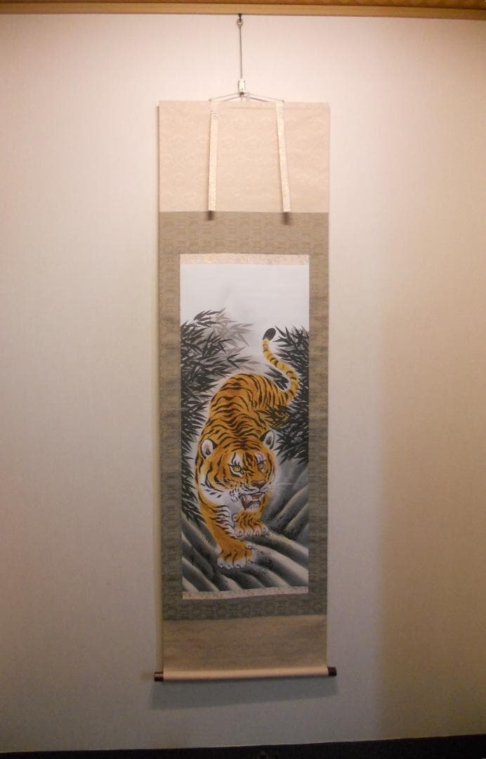 掛け軸 美峰 猛虎 猛虎之図 絹本 希少 軸装 茶道具 掛軸 美品 です。