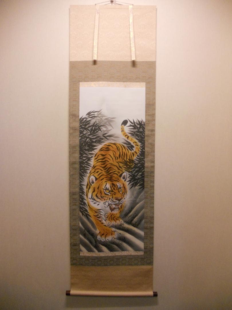 掛け軸 美峰 猛虎 猛虎之図 絹本 希少 軸装 茶道具 掛軸 美品 です。