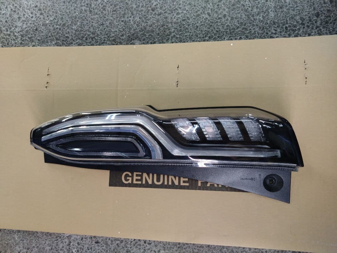 N-BOXカスタムJF3　右テールランプ