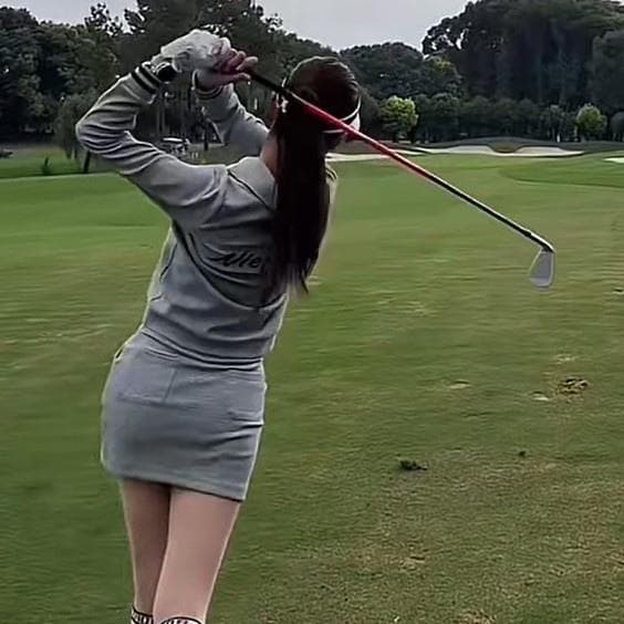 ●●グレー・ゴルフセットアップ●●ハーフジップトップス・インパン付きスカート