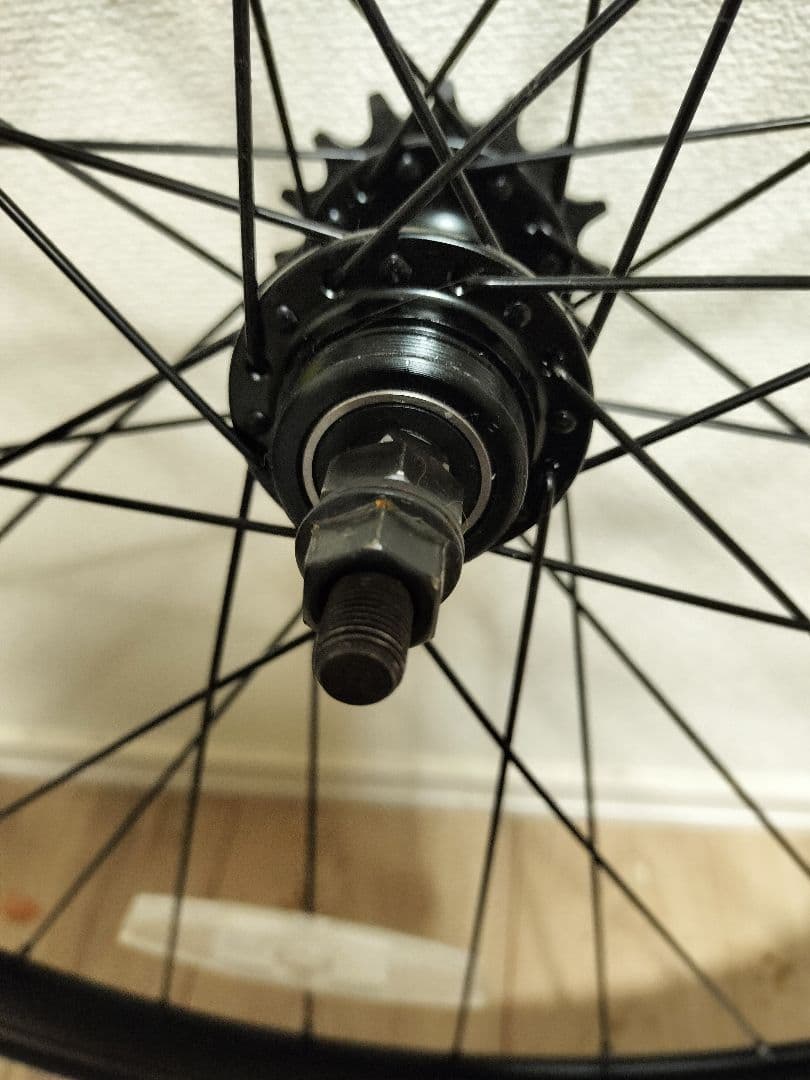 700x25 ブラック 完組ホイール