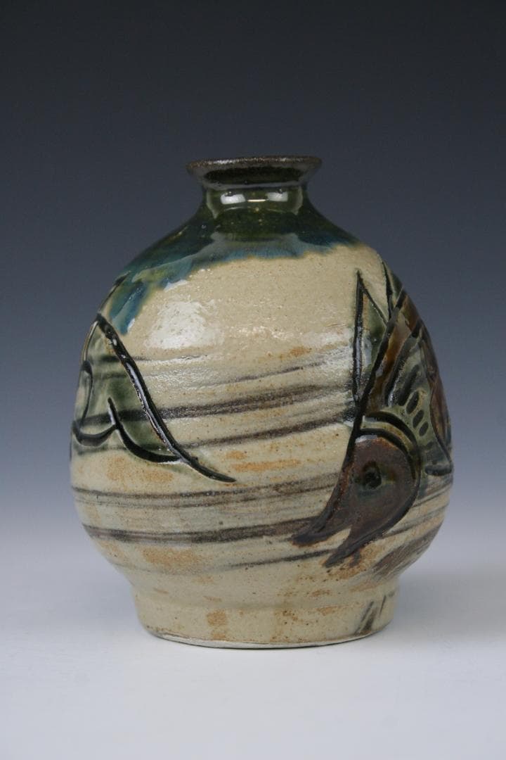 壺屋焼 人間国宝 金城次郎 作　刷毛目魚文徳利