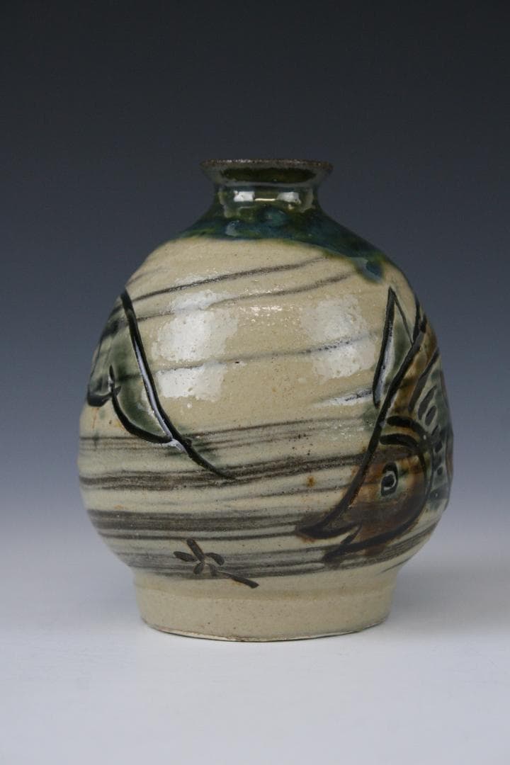 壺屋焼 人間国宝 金城次郎 作　刷毛目魚文徳利