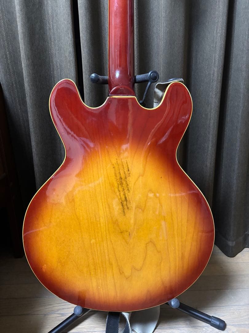 セミアコースティックギター