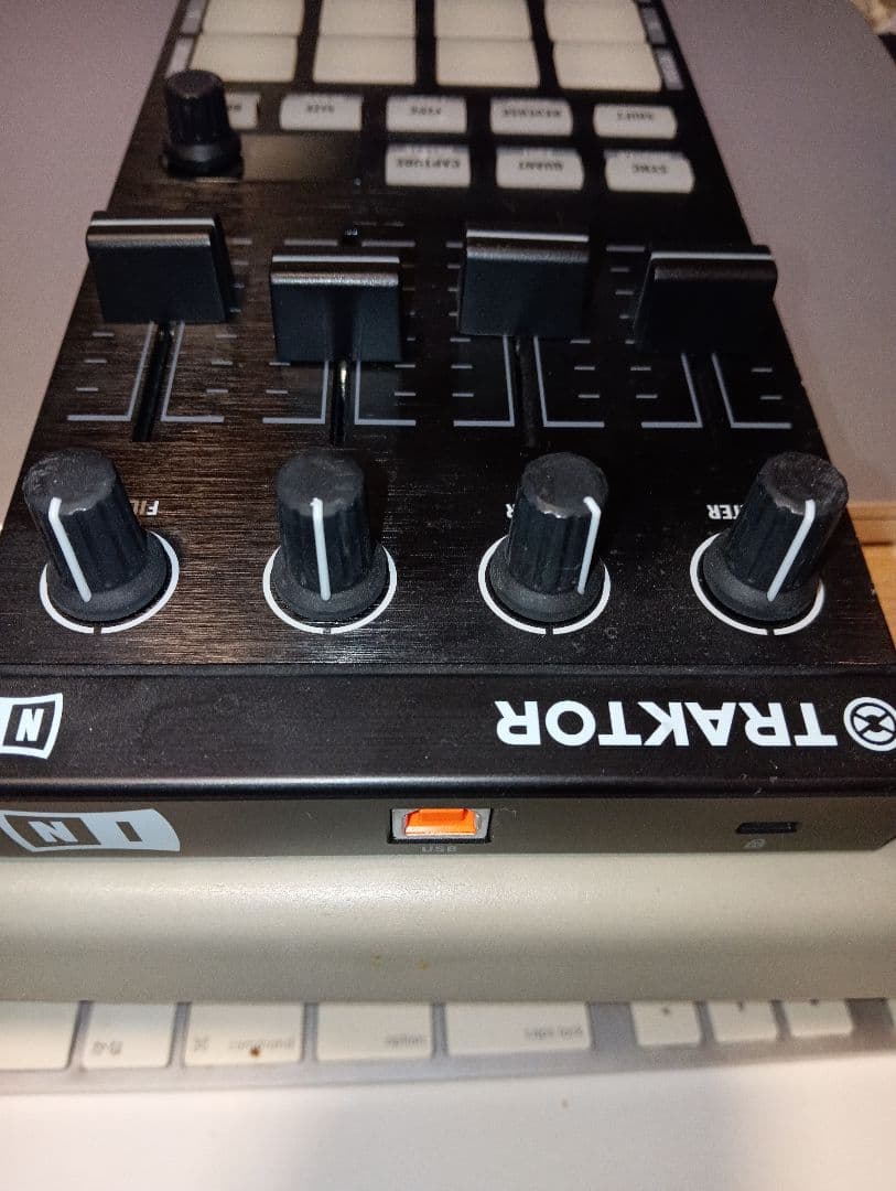 TRAKTOR KONTROL F1 DJコントローラー