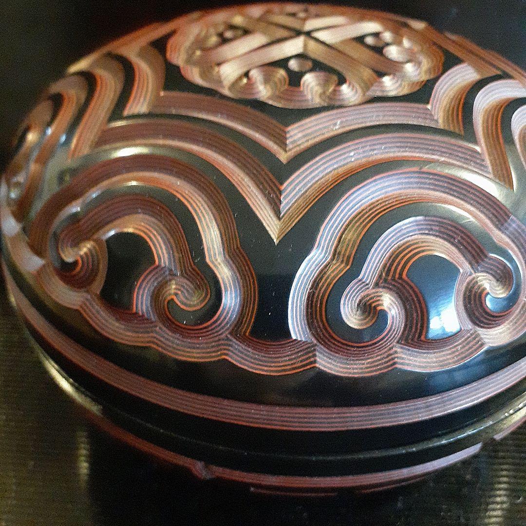 堆朱屈輪　菓子器